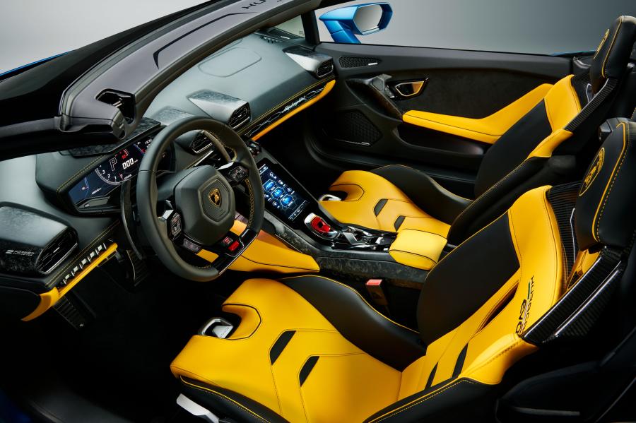 Интерьер Lamborghini Huracan EVO RWD Spyder (LB724) 2020 года  (фото 9 из 14)